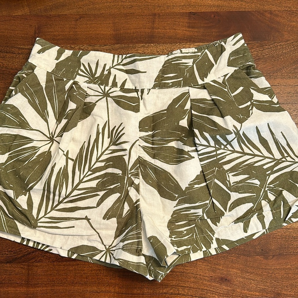 Abercrombie & Fitch linen blend pleated front pull on shorts